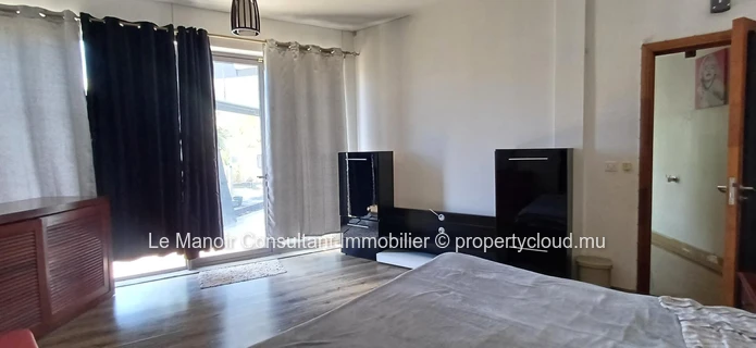 Villa d’Exception Pieds dans l’Eau avec 2 piscines, Accès Direct à la Mer, Business Locatif Actif et Vue Panoramique