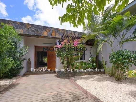 Villa contemporaine 4 chambres + bureau– Grand Baie | 330 m² | Piscine privée | Villa meublée