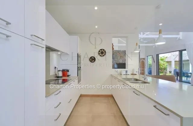 Villa de plain-pied de 4 chambres en suite avec studio indépendant et piscine privée