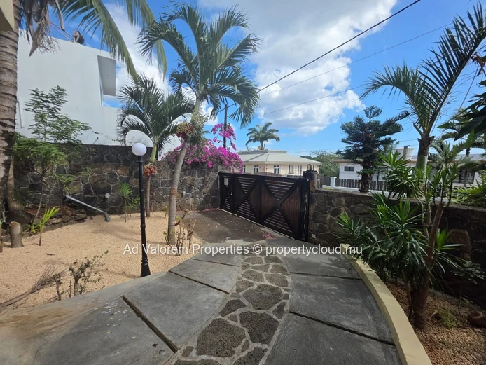 For Sale – Stunning 370 m² Home with Sea View