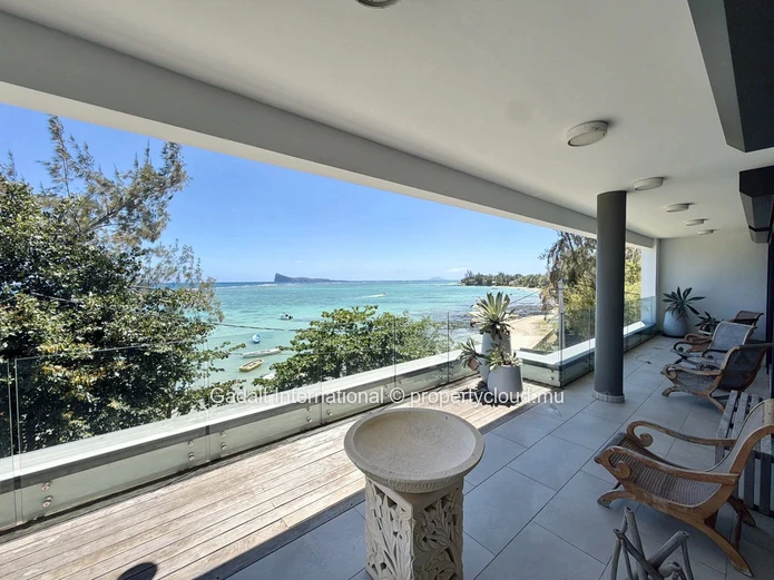 Luxury Beachfront Penthouse in Pereybere – Panoramic Ocean Views of Coin de Mire