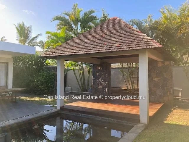 Grand Baie – Élégante villa de 4 ch avec piscine en roche volcanique