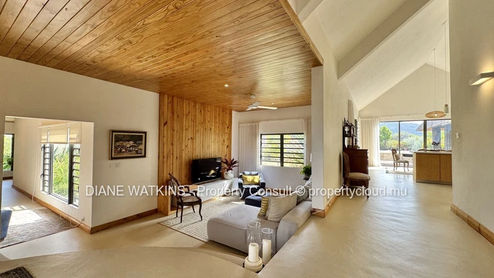 Villa de Luxe de 4 Chambres à Louer à Rivière Noire (Entretien Piscine & Jardin Inclus)