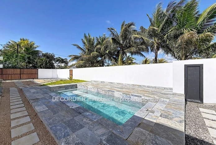 À VENDRE – Maison de plain-pied avec piscine et grand jardin