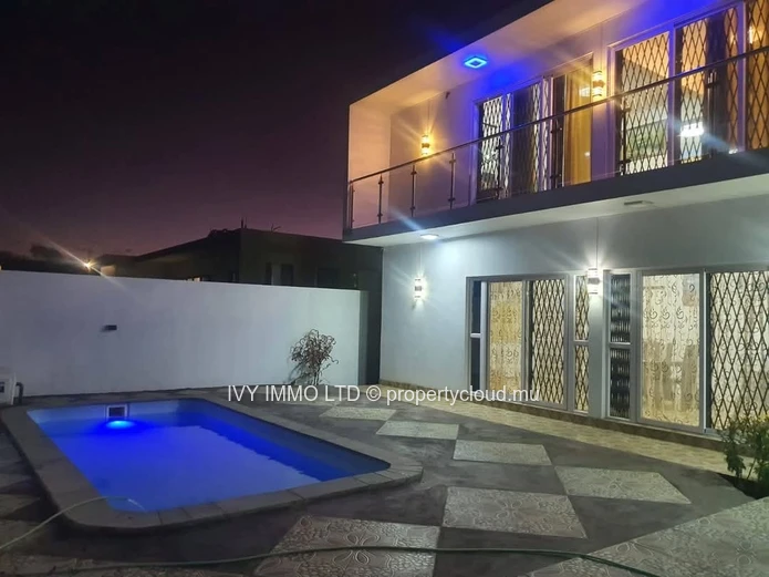 Villa à vendre située à #grandbaie  | Belle piscine• Année de construction : 2022.