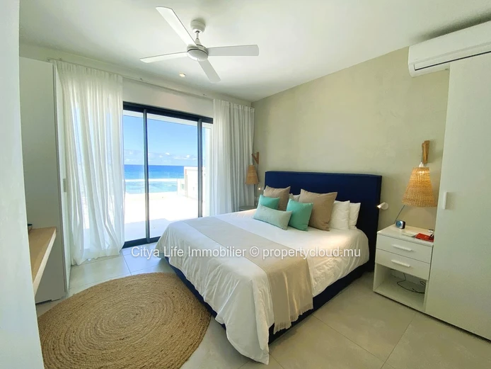 "Penthouse R+2 à vendre à Poste Lafayette, 226m², 3 chambres, piscine commune, Prix Rs 35M. À voir rapidement!"