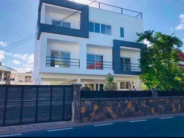 G+2 Building with Sea View for Sale – Baie du Tombeau