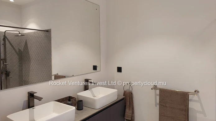 Appartement Moderne de 3 Chambres avec Jacuzzi & Terrasse