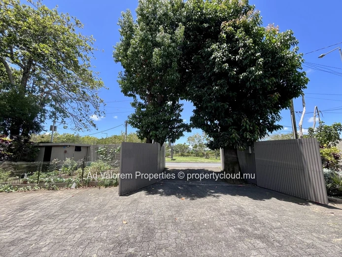 À vendre – Maison familiale avec piscine et écrin de verdure à Moka