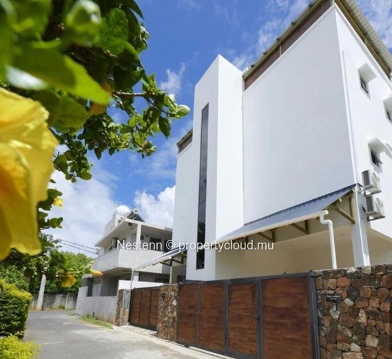 3-bed modern apartment steps from the beach