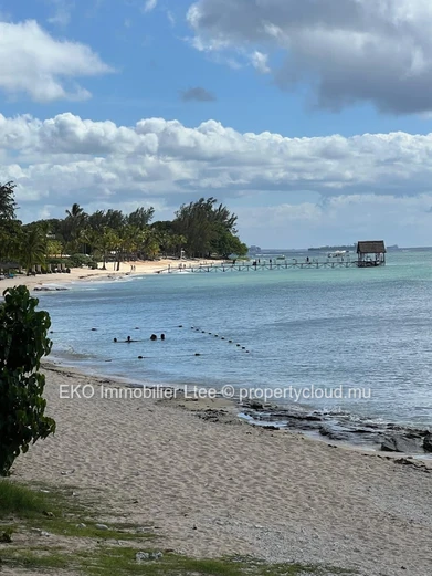 Beachfront Penthouse in Pointe aux Piments - 2BR, Pool & Sea View