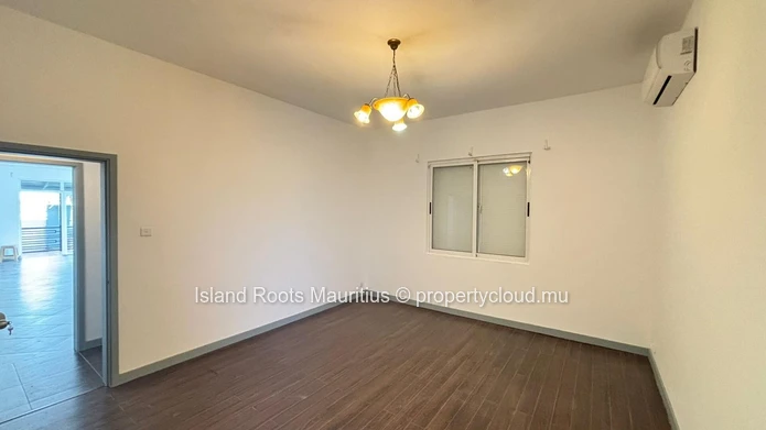 Opportunité d'acquérir une maison de 3 chambres dans un morcellement calme à Flic en Flac.