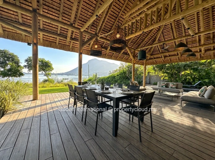 Villa pieds dans l'eau à vendre – Une adresse d'exception sur la côte Ouest de l'Île Maurice