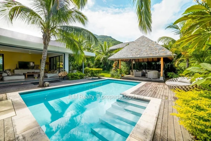 Très belle villa à vendre dans une résidence sécurisée à pied des commodités et de la plage à Rivière Noire, Île Maurice