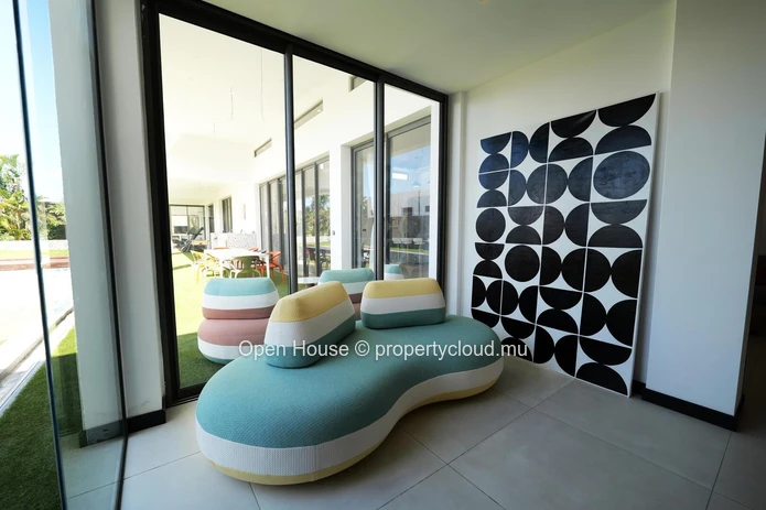 PDS villa for sale in Grand Baie, 214m² living space, 527m² land, 3 bedrooms, private pool, luxurious interior and ex...