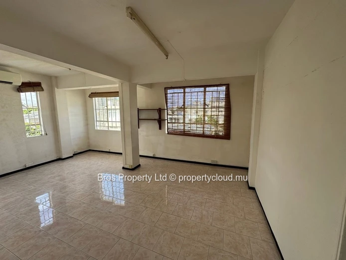 Commercial space for rent - 186 m2 | Rs 25,000/month | St Jean, Quatre Bornes (1 min walk to Metro & Bus stop)