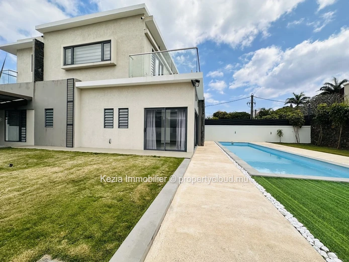 Contemporary Villa With Large Pool