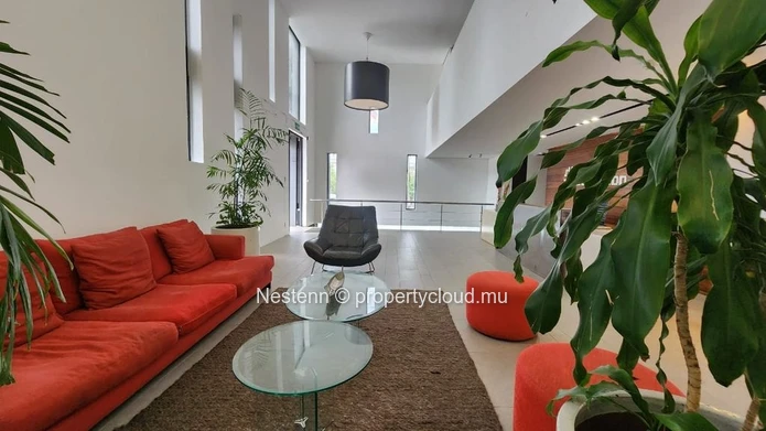 Modern office of 22.5 m² with a private parking and convenient amenities nearby.
