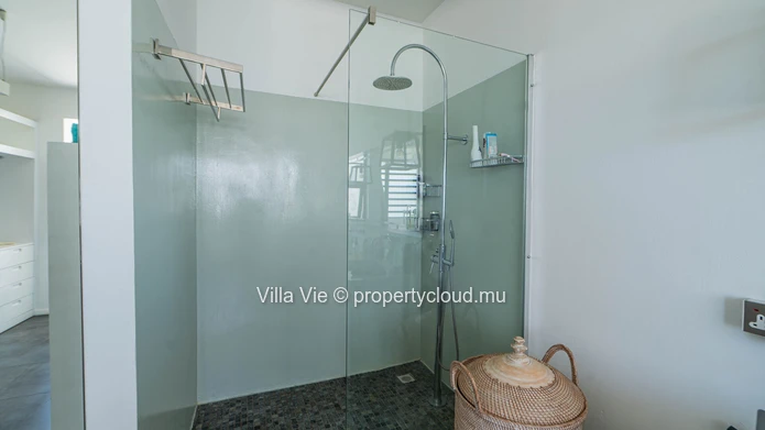 Pereybere – Exceptional penthouse with sea view and direct beach access