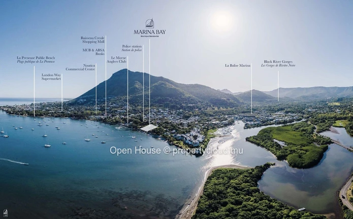 "Appartement pieds dans l'eau à vendre à Rivière Noire, 116m², piscine, vue mer, accès mer, spa.