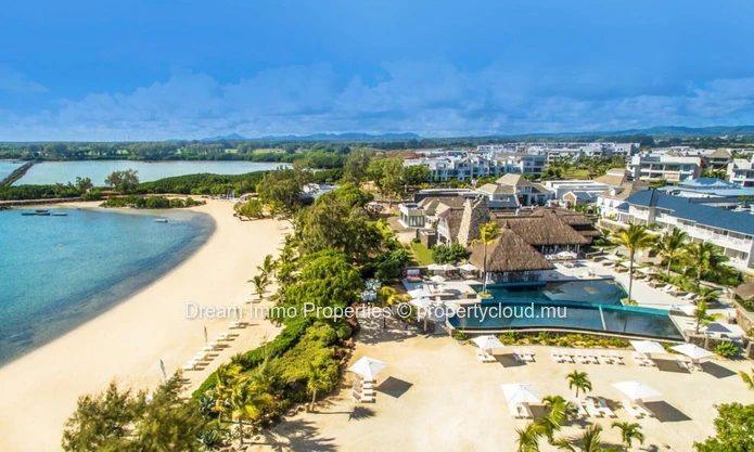 Modern 4-bedroom villa with golf view and private pool at Azuri Village – Mauritius