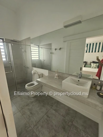 À LOUER – Maison cosy de 3 chambres avec piscine