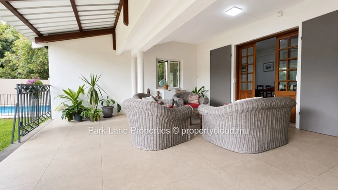 Maison familiale  de 400m2 à Moka  avec piscine, grand jardin et vue Montagne