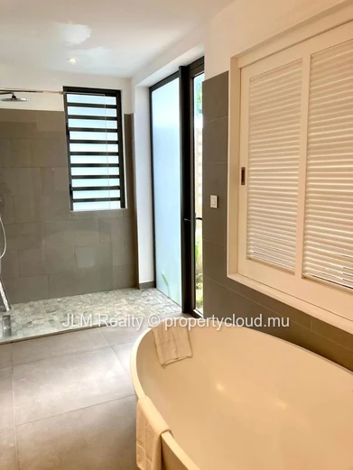 À vendre : Villa meublée de 4 chambres avec piscine privée à Grand Gaube, Île Maurice
