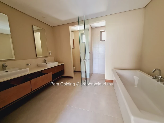 Appartement PDS à vendre à Grand Baie, 197m², 2 chambres, piscine privée, climatisé, vue sur mer et montagne, sécurit... (Mandat exclusif)