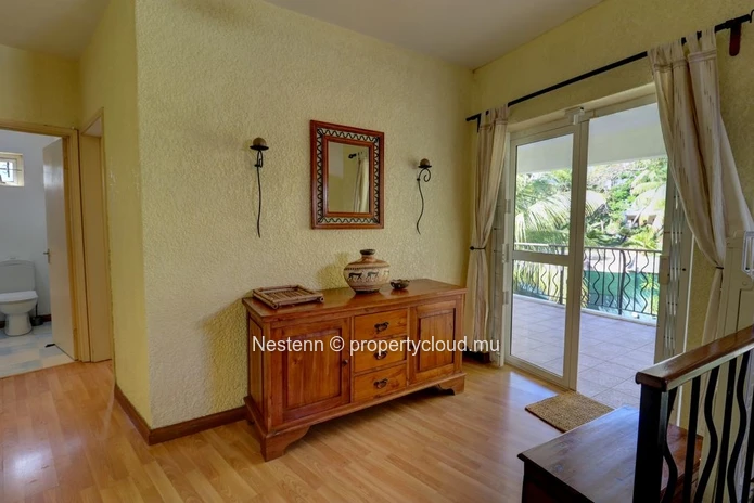 Stunning 3-bedroom duplex with sea access 