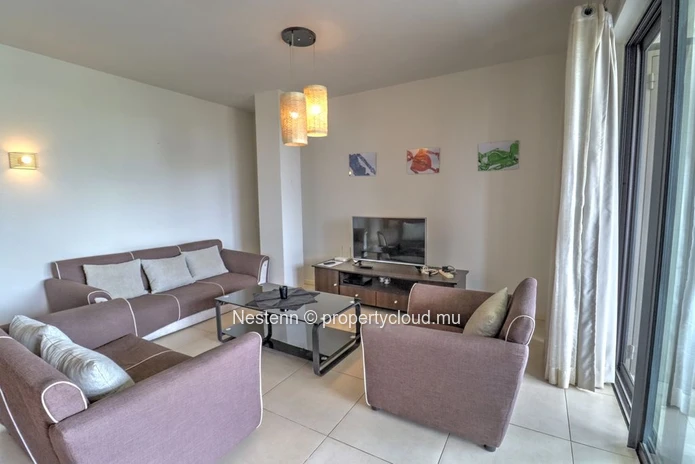 Bel appartement de trois chambres avec terrasse et vue sur la mer