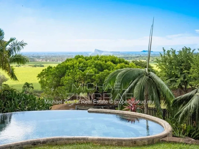 Villa d'Exception avec Vue Panoramique au sein d'un Domaine Résidentiel Prestigieux