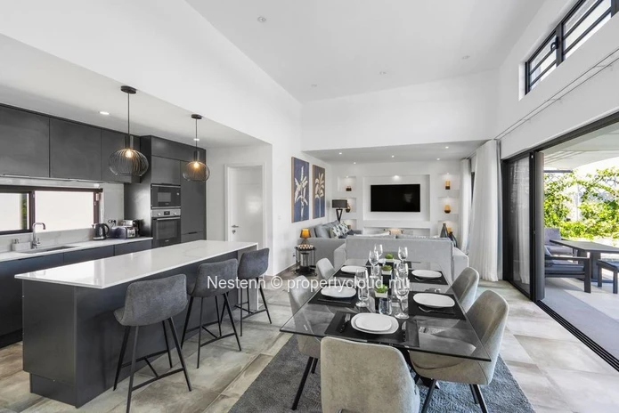 Modern single-storey villa in Mont Mascal with 3 bedrooms, private pool, and fully equipped kitchen in a secure resid...