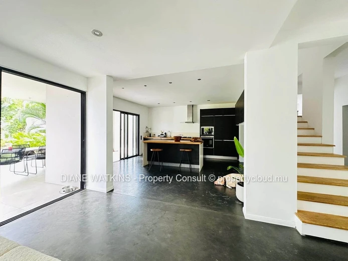 Villa Contemporaine Meublée de 4 Chambres avec Grand Jardin Tropical à Vendre à Bain Boeuf