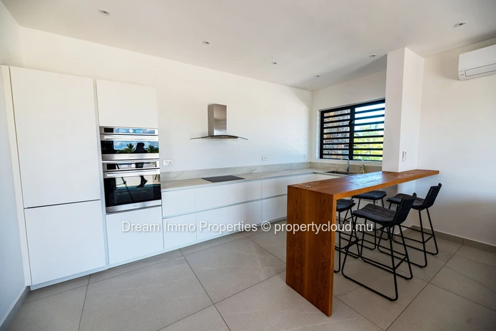 Modern 4-bedroom villa with golf view and private pool at Azuri Village – Mauritius