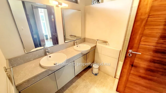 Elegant 4 bedroom seafront villa