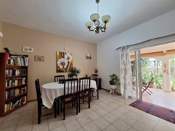 6 Bedroom House