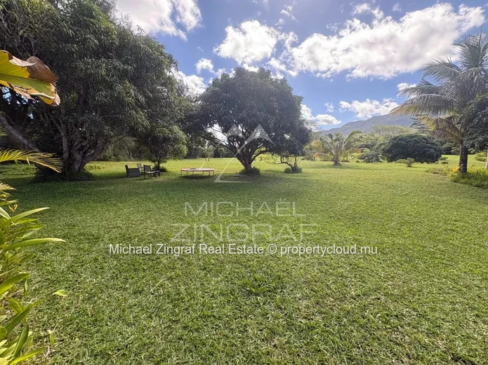 Terrain agricole avec maison conteneur de 3 chambres – Chamarel