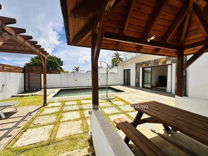 Bungalow With Pool And Garden