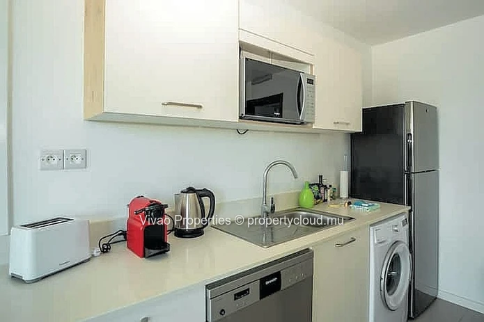 Building for sale in Trou aux Biches, 780m² living space, 671m² of land, shared pool, close to the beach and shops, 8...