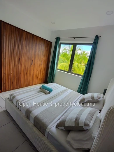 Appartement R+2 à vendre à Grand Baie, 220m², 3 chambres, piscine commune, magnifique vue mer, à proximité des commer...