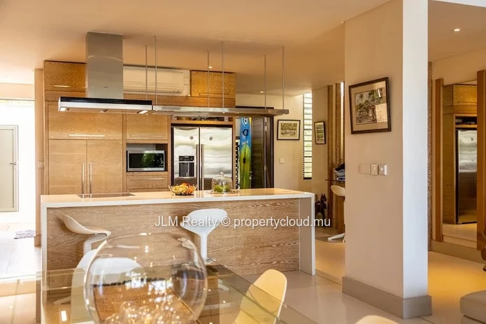 Magnifique Duplex avec ponton privé à vendre dans la Marina de Rivière Noire, Ile Maurice