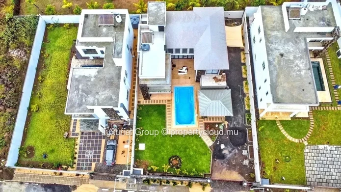 Contemporary Villa T5 Quality Furniture 4Bed Swimming Pool Kiosk