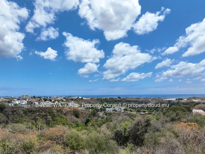 À Vendre – Terrain Commercial à Montebello