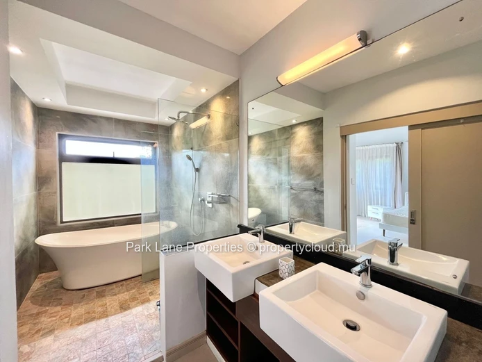 Duplex de type townhouse avec trois chambres, jardin et terrasse à Trianon