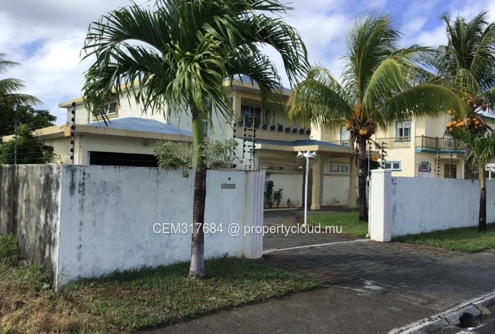 Spacieuse Maison Familiale à Vendre – Beau Vallon, Mahébourg 