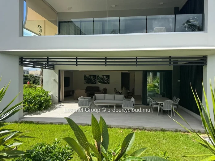 Modern Ground-Floor Apartment with Large Veranda and Pool