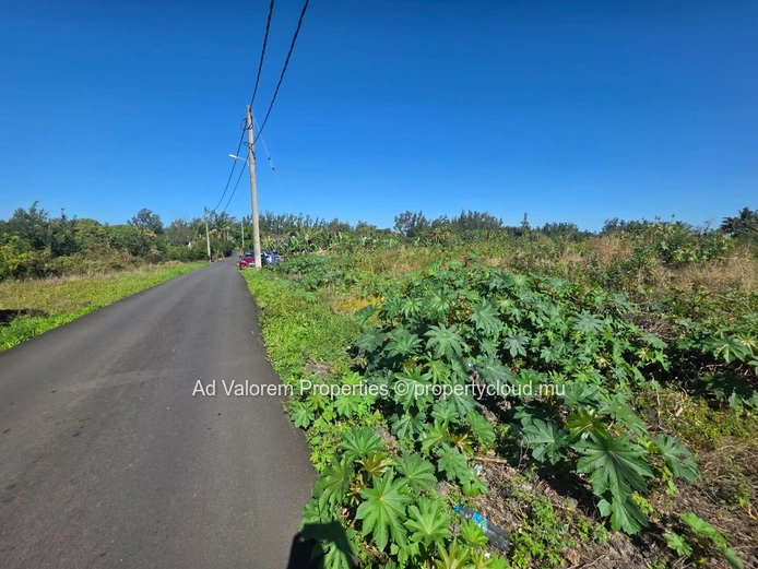 Terrain résidentiel à vendre à Riambel – Cadre paisible avec vue sur les montagnes