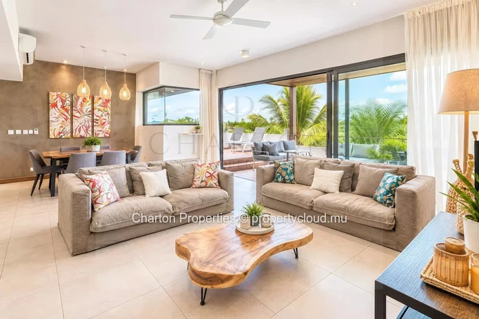 Exceptional 3-bedroom penthouse on the top floor, with golf view in the heart of Mont Choisy