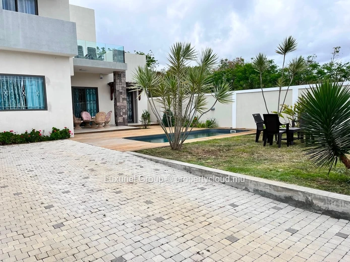 Maison contemporaine avec piscine à louer à Grand Baie